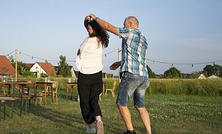 Alexandra Wegner (l.) und Wolfgang Restmeier nutzen die Gelegenheit in der Schlattheide, um das Tanzbein zu schwingen - Joel Beinke