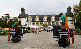 Das Duo "Cirq Poubelle" während ihrer Performance einer spielerischen Aufräumaktion mitsamt ihrer Mini-Müllwagen. - Felix Schwien
