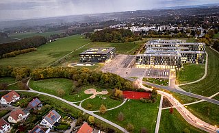 Über den Campus soll die Stadtbahn führen. Rechts im Bild die Hochschule Bielefeld, in der Mitte das Citec-Gebäude der Uni, dahinter der Weg, der etwa den Streckenverlauf markiert. - Mike-Dennis Müller / www.mdm.photo
