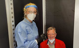Der Bürener Unternehmer Martin Stich setzt sich als Vorsitzender des Vereins Bock auf Büren für die heimische Wirtschaft ein. Hier lässt er sich von Katrin Gausmann testen. - Stich