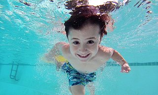 Immer weniger Kinder können schwimmen. Corona hat die Lage noch verschärft. Deshalb will die Stadt Espelkamp die Angebote der DLRG weiter unterstützen. - Symbolbild Pixabay