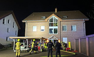 Bei der Rauchentwicklung in einer Wohnung im Dachgeschoss hatte ein Bewohner Rauchgas eingeatmet und musste vom Rettungsdienst gesichtet werden. - Ralph Meyer