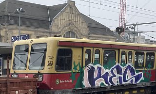 Der Berliner S-Bahn-Zug der Baureihe 485 rollt durch den Bielefelder Hauptbahnhof. - Christian Leuner