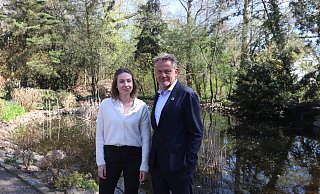 Delf Baumann mit seiner Tochter Johanna im Garten von Haus Beck. - Dirk Windmöller