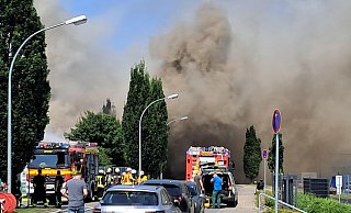 Das Außengelände der Firma Hennemann in Espelkamp steht in Flammen.Starke Rauchentwicklung über der Stadt. - Joern Spreen-Ledebur