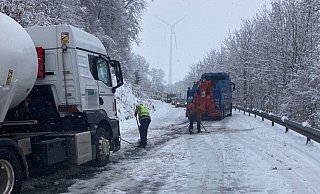 Ein Tanklastzug der die L817 zwischen Lichtenau und Husen blockierte wurde zu einem Fall für den Abschleppdienst. - Polizei Paderborn