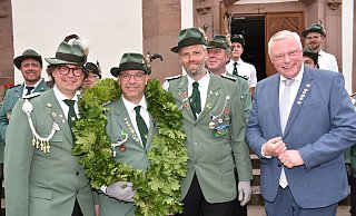 Mathias Micus (v.l. Festleiter 2), der neue Höxteraner Schützenkönig Lars Jubitz, Christoph Tegethoff (Festleiter 1) und Bürgermeister Daniel Hartmann. - Thomas Kube