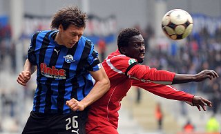 In der Saison 2008/2009 kickte der SC Paderborn um Sören Gonther (l.) gegen Kickers Emden um Lawrence Aidoo um Drittligapunkte. In diesem Sommer wird der SCP nun ein Testspiel gegen die Ostfriesen bestreiten. - NW-Archiv/Marc Köppelmann