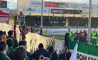 Die Mannschaft des FC Gütersloh feierte ihren Sieg über Lippstadt mit den eigenen Fans. Dabei wurden auch harsche Worte in Richtung SV-Anhänger gerichtet. - NW