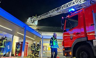 Die Drehleiter kam Freitagabend an der Grundschule Langenheide zum Einsatz. Flammen eines brennenden Müllcontainers hatten Dach und Fassade des Gebäudes erreicht. - Feuerwehr Werther
