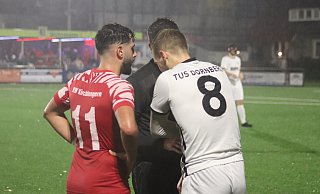 Strittige Aktion: Luca Maita (l.) und Mitja Schierbaum diskutieren mit dem Schiedsrichter die Situation, die zum Elfmeter für Dornberg führte. - Florian Finke