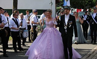 Die hübsche Königin im fliederfarbenen Kleid mit weitem Rock und fließender Spitze zog beim Festumzug am Sonntag an der Hand des jungen Königs alle Blicke auf sich. - Fynn Müller