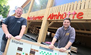 Libori 2024: Auf die zweite Auflage der Almhütte unter ihrer Regie freuen sich die Betreiber Andre Brockschnieder (l.) und Jörg Stratmann. - Rajkumar Mukherjee