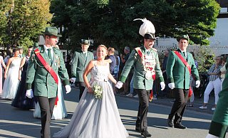Der neue Warburger Bezirkskönig Wolfgang Mönnikes mit seiner Ehefrau Bianca aus Dringenberg beim Umzug durch Bühne. - Manuela Puls