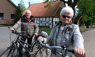 Die Geschwister Alfred und Margret Gerke radeln seit Kindertagen durch Rehme. Außgerechnet der 84-jährigen Margret haben Unbekannte das abgeschlossene Fahrrad von einer Bushaltestelle in Eidinghausen gestohlen. - Ulf Hanke