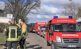 Die Feuerwehren waren mit zahlreichen Kräften angerückt. So war auch der ABC-Zug Nord, der von Bad Driburg, Steinheim, Nieheim und Marienmünster gestellt wird, im Einsatz. - David Schellenberg