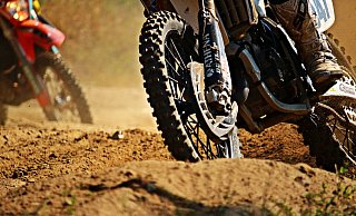 Einer Zivilstreife war der Motocrossfahrer bei Warburg aufgefallen. - (Symbolbild) Pixabay/rihaij