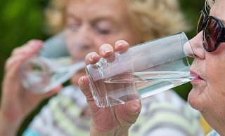 Besonders ältere Menschen sind durch die hohen Temperaturen gfährdet. Wer nicht genug trinkt, rsikiert eine Exsikose. - epd