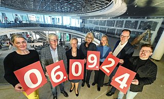 V.l. Architektin Friederieke Kriete, Dezernent Udo Witthaus, Uni-Rektorin Angelika Epple, HSBI-Präsidentin Ingeborg Schramm-Wölk, Gesa Fischer (Wissenswerkstadt), Martin Knabenreich (Bielefeld Marketing) und Giovanni Fusarelli (Wissenswerkstadt) freuen sich auf die Eröffnung. - Barbara Franke