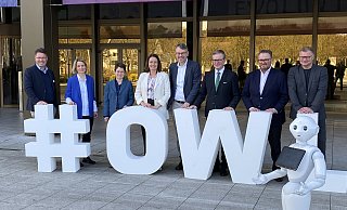 Netzwerker in Paderborn: Rainer Vidal (Digital-Büro OWL, v. l.), Christiane Boschin-Heinz (Digital-Chefin Paderborn), Cathrin Wesch-Potente (Böllhoff), Anna Katharina Böllhoff (Regierungspräsidentin), Wolfgang Marquardt (OWL GmbH), Michael Dreier (Paderborner Bürgermeister), Björn Böker (Geschäftsführer OWL GmbH) und Jochen Viehoff (Heinz-Nixdorf-Museumsforum). - Martin Krause