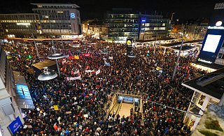 Blick auf die Rekord-Demo: Deutlich mehr als 25.000 Menschen versammelten sich am Dienstag auf dem Jahnplatz und in den angrenzenden Straßen. Die Abgänge zum Jahnplatz-Forum mussten aus Sicherheitsgründen noch kurzfristig gesperrt werden. - Andreas Zobe