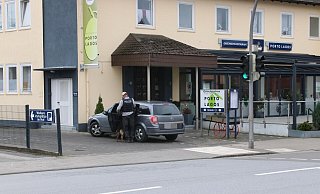 Die Herforder Polizei setzte auch einen Spürhund ein, um den Täter zu finden. - Claus Frickemeier