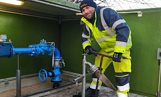 Jeden Tag spülen die Stadtwerke-Mitarbeitenden das Trinkwassernetz derzeit an verschiedenen Stellen für rund eine Stunde Foto: - Stadtwerke Minden