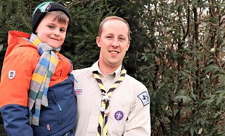 Robin Tough mit seinem Sohn James, der auf jeden Fall bei den Pfadfindern mitmachen wird. Die Uniform, die sein Vater trägt, stammt noch aus dessen früheren Pfadfindertagen. - Meiko Haselhorst