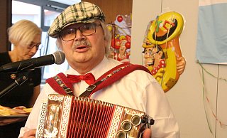 Büttenredner Frank-Ulrich Strauß hält den Politikern den Spiegel vor. - Burkhard Battran
