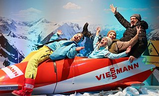 Ein Skibob eignet sich für das fröhliche Erinnerungsfoto für alle Wintersportbegeisterten aus dem Bielefelder Flachland. - Heimo Stefula