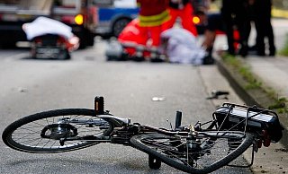 Ein elektrisch motorisiertes Fahrrad liegt nach einem Unfall auf der Straße. - (Symbolbild): picture alliance / dpa