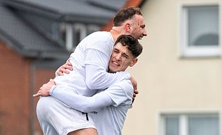 Große Freude: Torschütze Ilja Giesbrecht (r.) und Albert Hasanaj vom SV Löhne-Obernbeck. - Joel Beinke