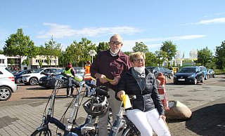 Marie-Luise und Roger Lampe waren mit ihren E-Bikes zum Autogottesdienst gekommen. - Sonja Töbing