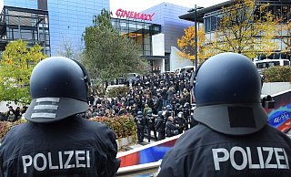 Mehr als 300 Fans des St. Pauli wurden am 4. November 2018 von der Polizei hinterm Hauptbahnhof festgehalten. Einige von 12.45 bis nach 18.30 Uhr. - BARBARA FRANKE