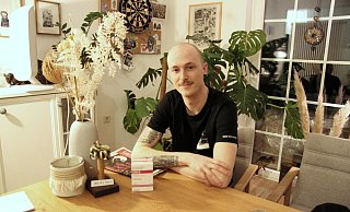 Tobias Ober (28) hat noch nach einem Jahr mit den Folgen seiner Covid-Erkrankung zu kämpfen. Zum Asthma-Spray, das vor ihm steht, hat er immer dann gegriffen, wenn das Atmen schwer fiel. - Kirsten Fuhrmann