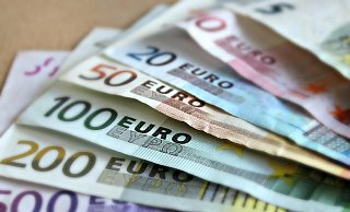 Bargeld und ein Handy eines Kunden soll ein Café-Besitzer aus Bünde einem Kunden gestohlen haben. - (Symbolbild): Pixabay