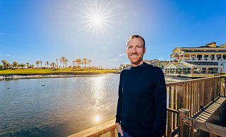 Paderborns Sportchef Benjamin Weber posiert auf dem Gelände des Teamhotels vor einem kleinen See, der zugleich als Wasserhindernis eines Golfplatzes dient. - Besim Mazhiqi