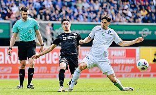 Raphael Obermair, hier im Duell gegen KSC-Stürmer Igor Matanovic (r.), überzeugte in ungewohnter Rolle. - Besim Mazhiqi