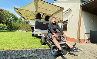 Ein selbstgebautes kleines Elektroauto, das ehemals ein Krankenrollstuhl war, wird den Anhänger bei der Vatertags-Tour von Fabian Graf und seinen Kumpels in diesem Jahr ziehen. Im Winter funktioniert Graf das kleine Gefährt übrigens zum Schneeräumen um. - Natalie Gottwald