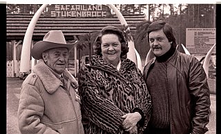 Das Foto stammt aus dem Jahr 1969, also dem Jahr, in dem der Safaripark eröffnet wurde. Es zeigt Robert (v. l.) und Hildegard Wurms mit ihrem Sohn Fritz. - Archiv Safaripark