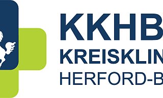 Das neue Wort-Bild-Design verbindet mit dem Kreuz und dem Pferd Teile der jeweiligen Logos der beiden Häuser und verweist damit auf die Ursprünge des Krankenhaus-Verbunds. - Kreiskliniken Herford-Bünde