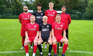 Gadderbaums Zugänge: Can Türk Irmak (hinten v. l.), Achraf El Ayadi, Louis Richter und Trainer Ivan Pacheco. Vorne Kilian Moritz Otte, Jon Wörmann und Mathis Böhrnsen. - svg