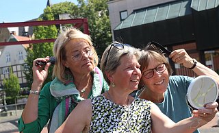 Jutta Keßler-Theil (v.l.), Carola Ritterhoff und Susanne Möllering laden zum Kino auf dem Mathildenplatz ein. - Jan-Henrik Gerdener