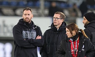 Arminia-Trainer Mitch Kniat (l.) und DSC-Sportchef Michael Mutzel (M.) versuchten, die Heimniederlage gegen Ulm zu erklären. - Oliver Krato
