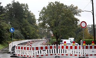 Die Löhner Straße in Falkendiek ist derzeit zwischen Gästehaus Janzen (früher Hotel Stille) und Am Kampbusch voll gesperrt. - Frank-Michael Kiel-Steinkamp