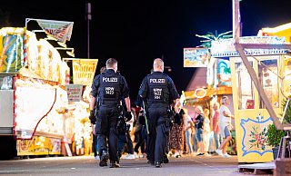 Die Polizei war mit zahlreichen Einsatzkräften auf dem Blasheimer Markt vor Ort. Als sich Security-Beamte näherten, flüchtete der Unbekannte. (Symbolbild) - Noah Wedel