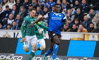 Arminias Merveille Biankadi behauptet sich gegen Mirko Boland. Ansonsten setzte sich der DSC-Offensivspieler gegen Lübeck zu selten in Szene. - Andreas Zobe