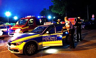 Plötzlich stiegen große Flammen in die Höhe. Feuerwehr und Polizei eilten zu Hilfe. - Symbolfoto: Barbara Franke