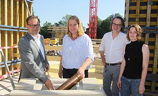 Botschaft im Kupferrohr: Bürgermeister Lars Bökenkröger (CDU, v.l.) versenkt mit Schulleiterin Anke Lehmann, Architekt Karsten Schlattmeier, Dirk Lorenz, Loren Strunk und Projektleiter Rainer Freymuth von der Stadtverwaltung eine Zeitkapsel für die Grundschule Eidinghausen. - Ulf Hanke