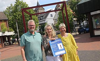Karsten Biermann (v.l.), Britta Bohnenkamp-Schmidt und Carola Ritterhoff laden zum nächsten Sommernachtskino am "roten Würfel" ein. - Jan-Henrik Gerdener